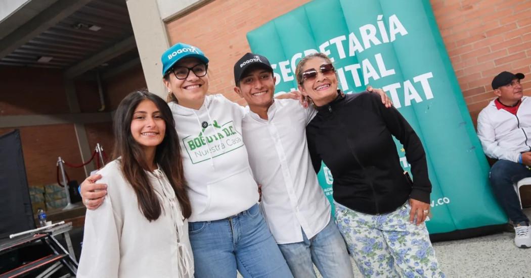 Foto que muestra cuatro personas sonriendo 