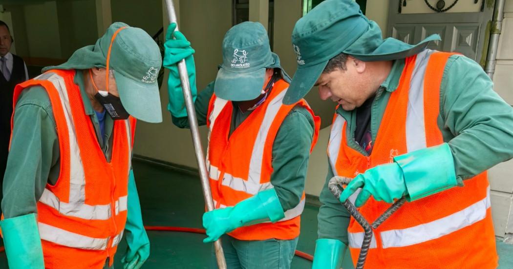 Foto que muestra trabajadores del Acueducto de Bogotá