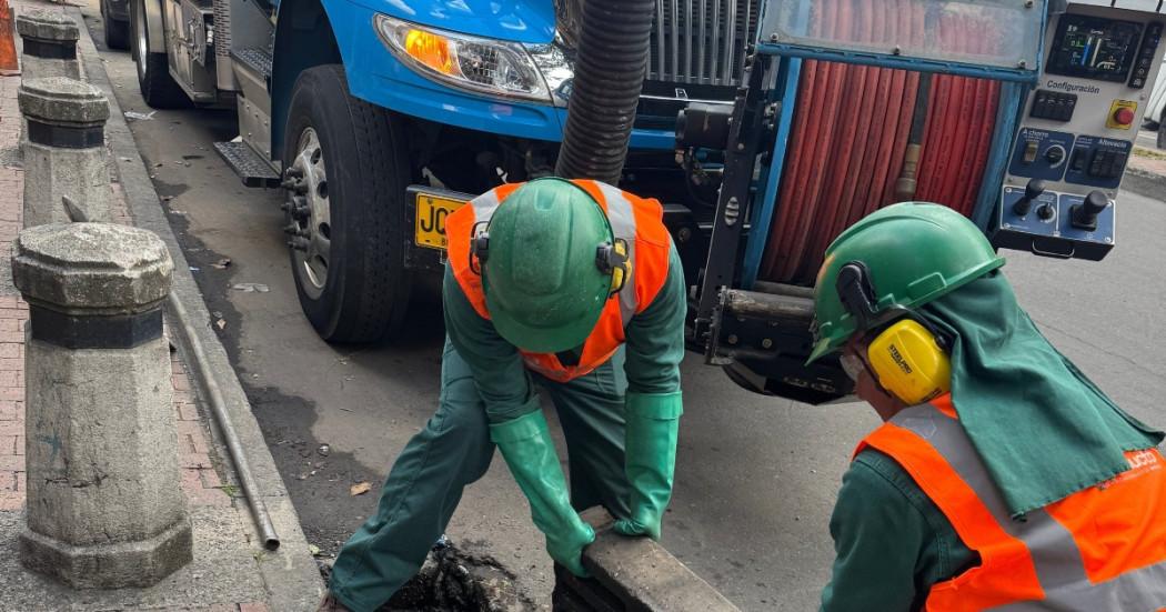 Foto que muestra trabajadores del Acueducto de Bogotá