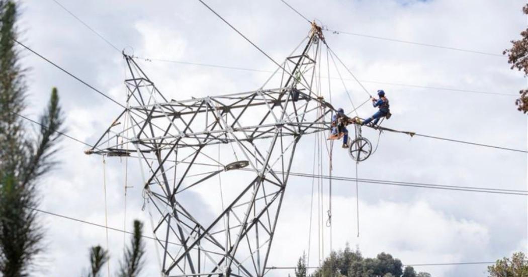 Foto que muestra una antena de energía y trabajadores de Enel Colombia
