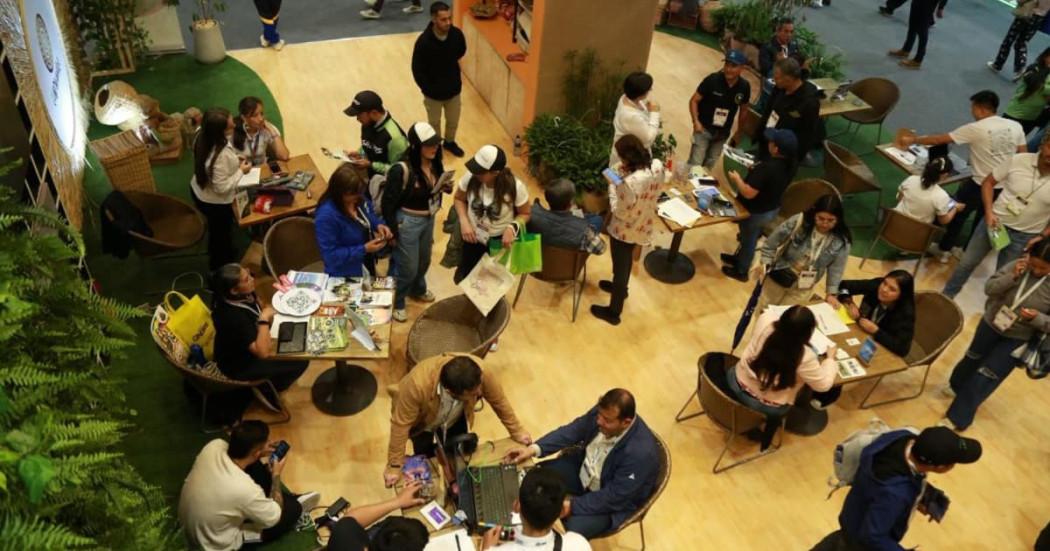 Personas en la Feria de Anato 