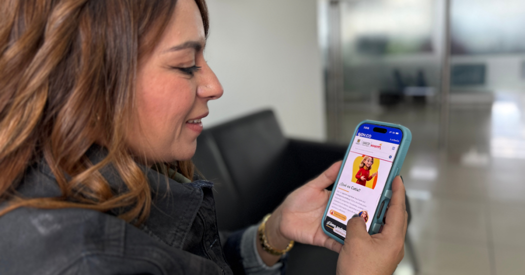 Foto de una mujer mirando el celular 