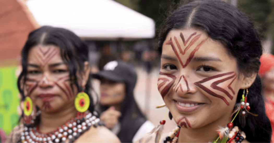 Imagen de dos mujeres indígenas en Bogotá.
