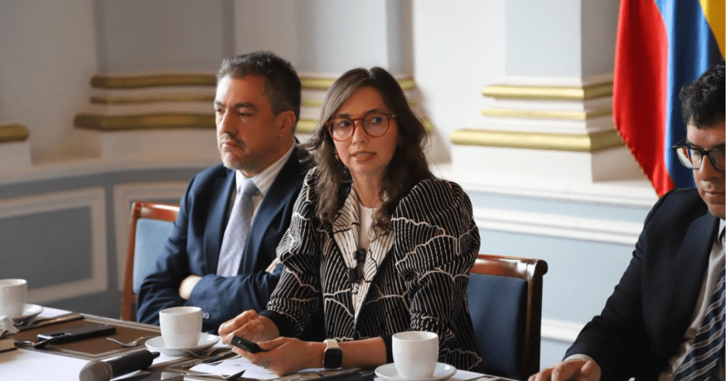 Foto de la secretaria de hacienda en una charla 