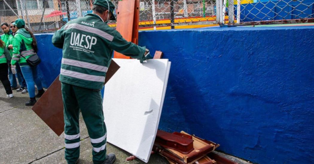 Foto que muestra una persona levantando unas tablas