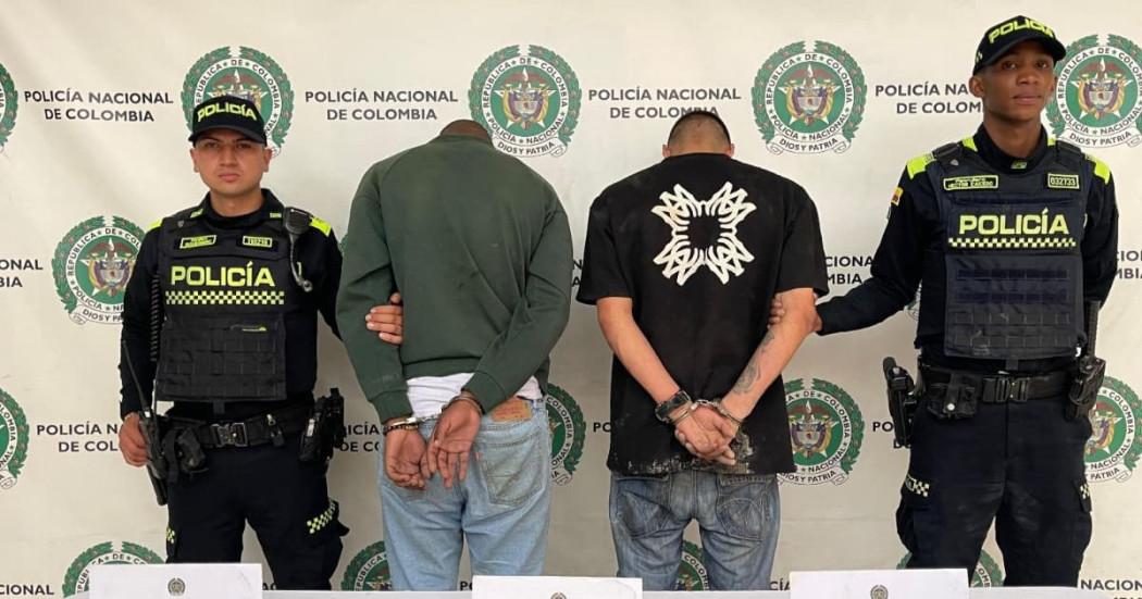 Foto de los dos hombres capturados por hurto con arma de fuego en Puente Aranda en Bogotá.