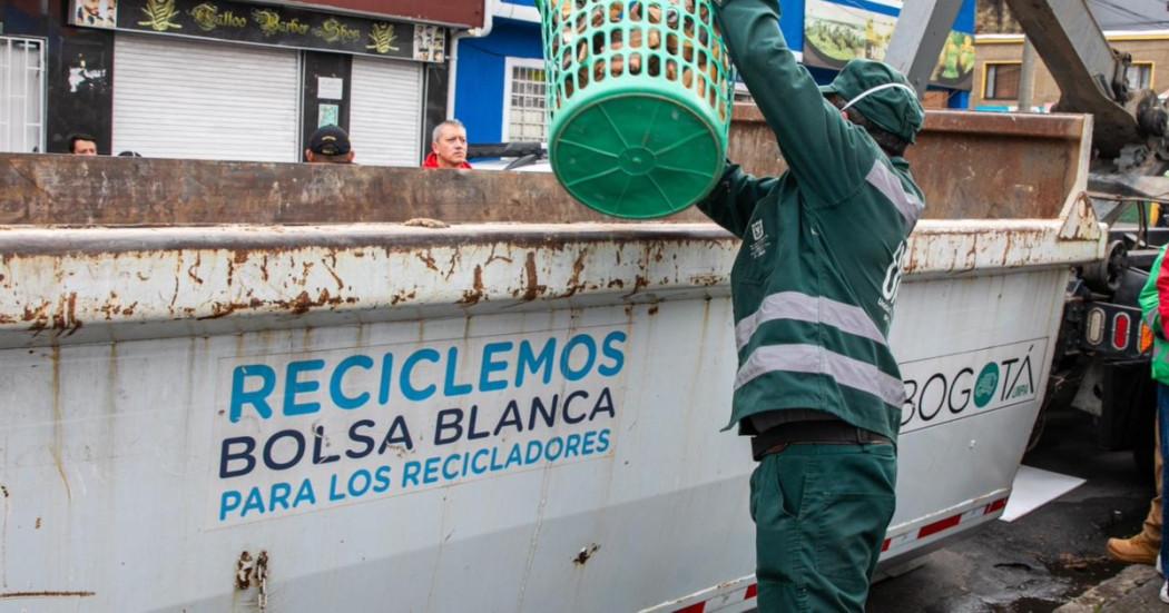 Foto que muestra a un trabajador de la UAESP en un Ecopunto