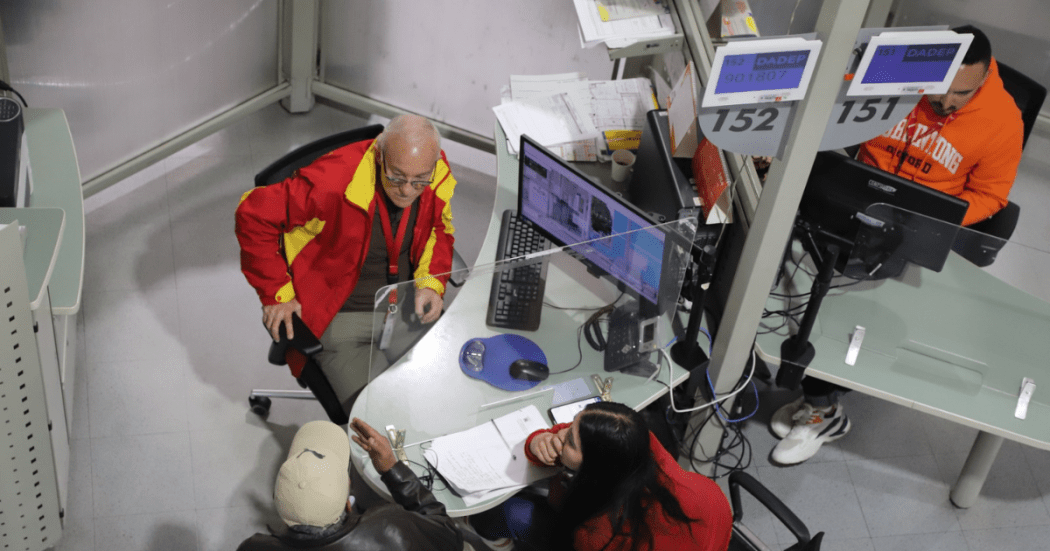 Foto de funcionarios del Distrito apoyando a un ciudadano 