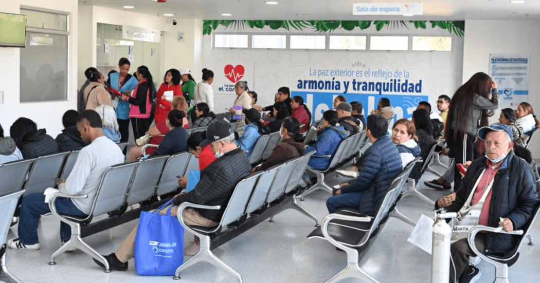 Imagen de una sala de un centro médico con pacientes