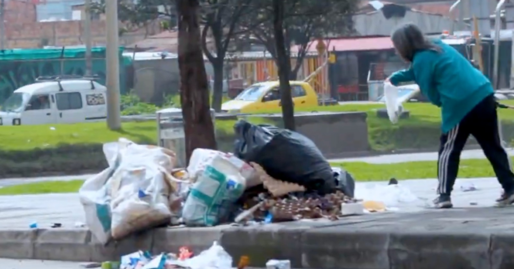 Imagen de basuras en anden de la ciudad de Bogotá