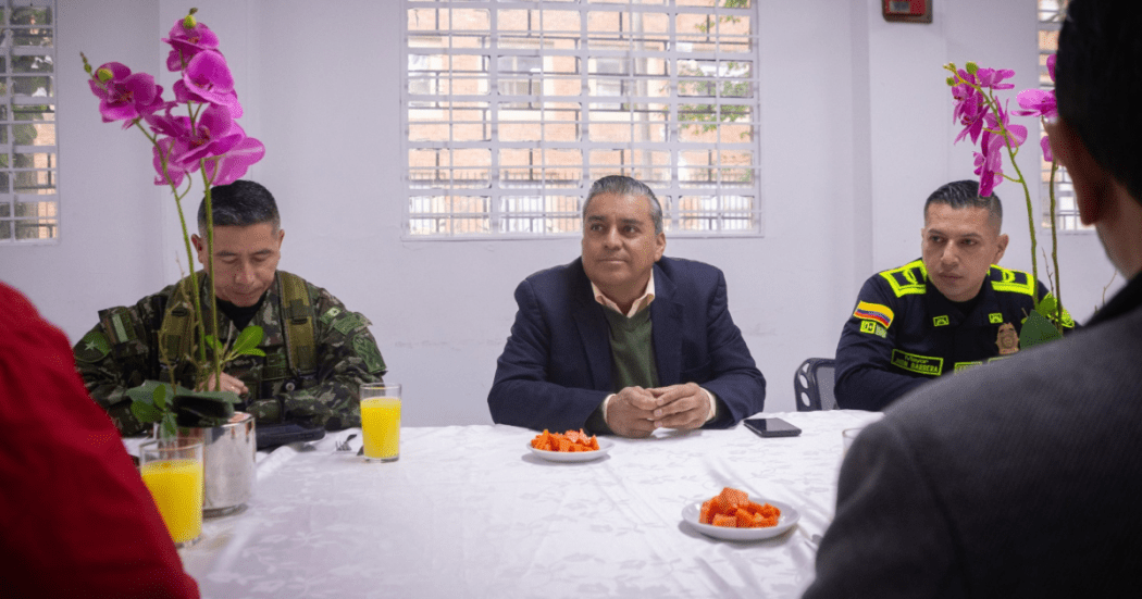 Imagen del alcalde e San Cristóbal junto a un policía y un militar hablando