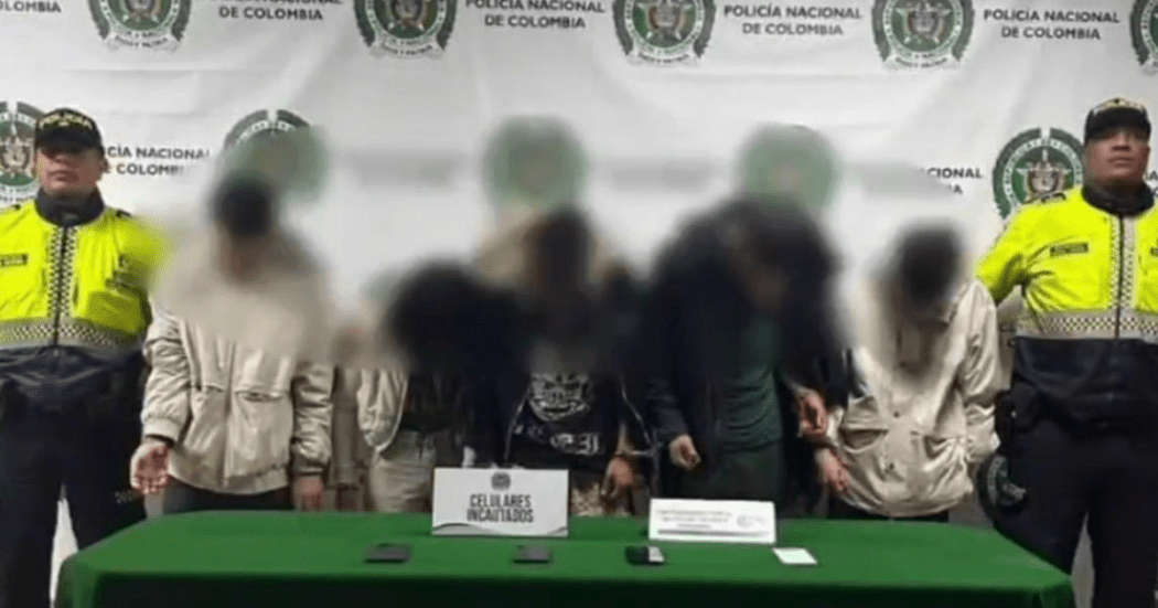 Imagen de los capturados junto a dos policías