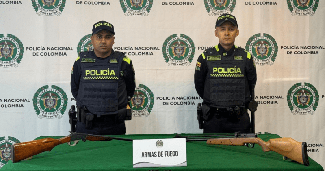 Imagen de los Policías con las armas incautadas 
