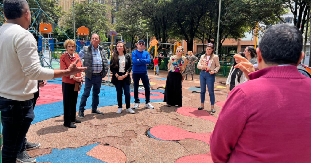 Foto de un grupo de ciudadanos en una charla 