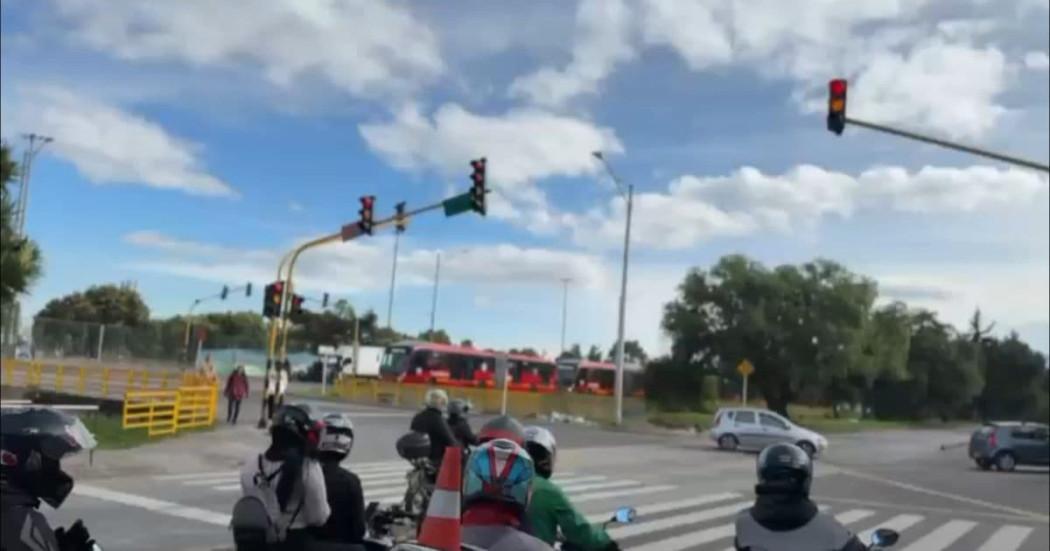 Foto de una vía de Bogotá donde resaltan varios vehículos