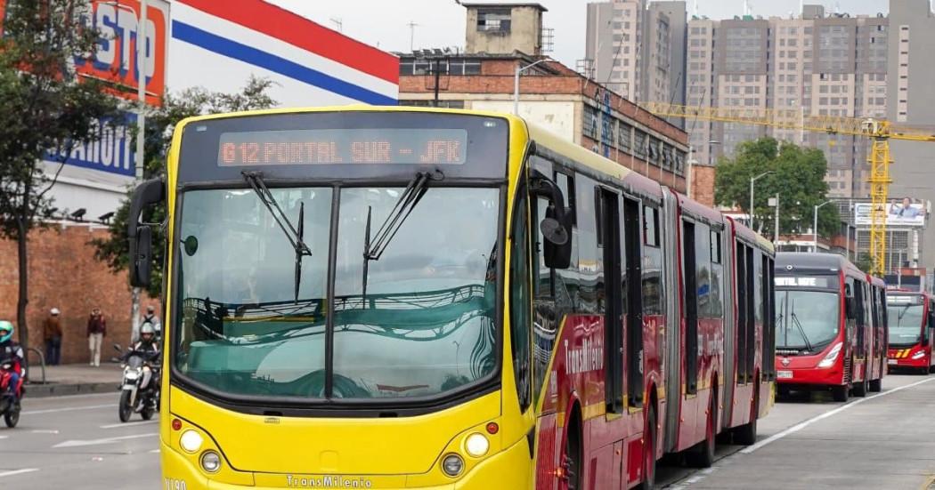 Foto de un bus de TransMilenio en una vía de Bogotá