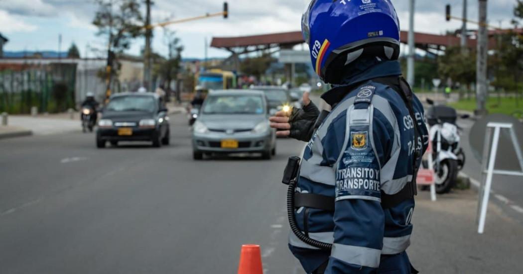 Foto de una agente de trásnito en una vía de Bogotá