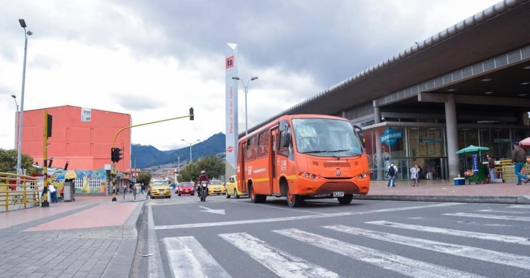 Foto de un bus de TransMilenio en una vía de Bogotá
