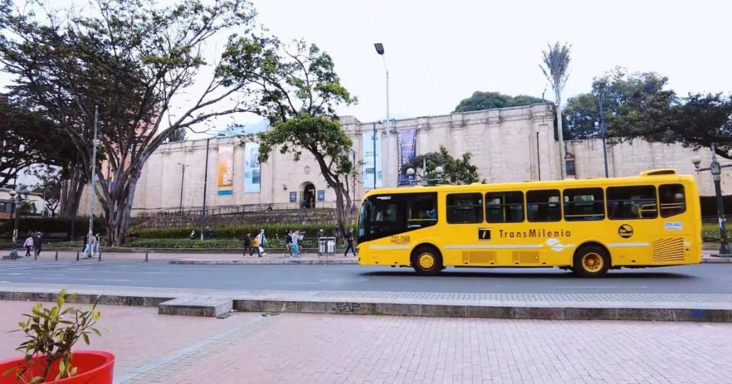 Foto de un bus de TransMilenio en una vía de Bogotá