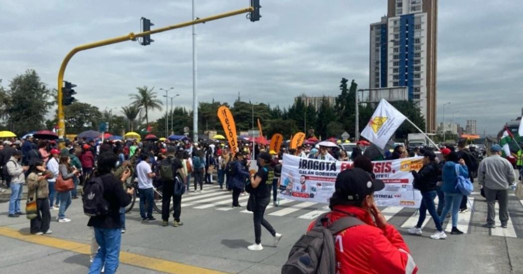 Imagen de manifestantes en una calle de Bogotá