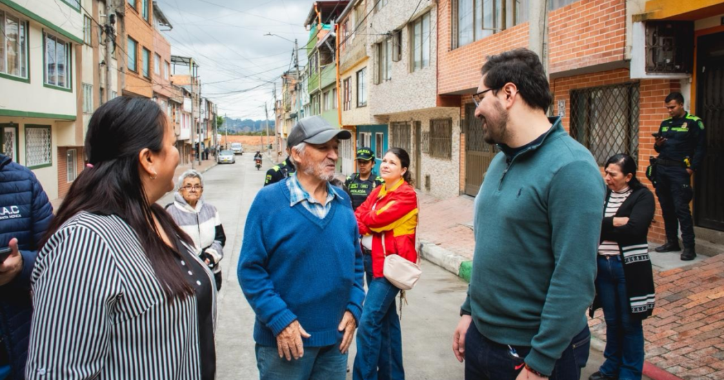 Imagen del alcalde local de Usaquén con vecinos del barrio Santa Cecilia Baja