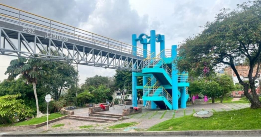 Foto de la intervención del puente peatonal de la calle Séptima en el barrio Belén.