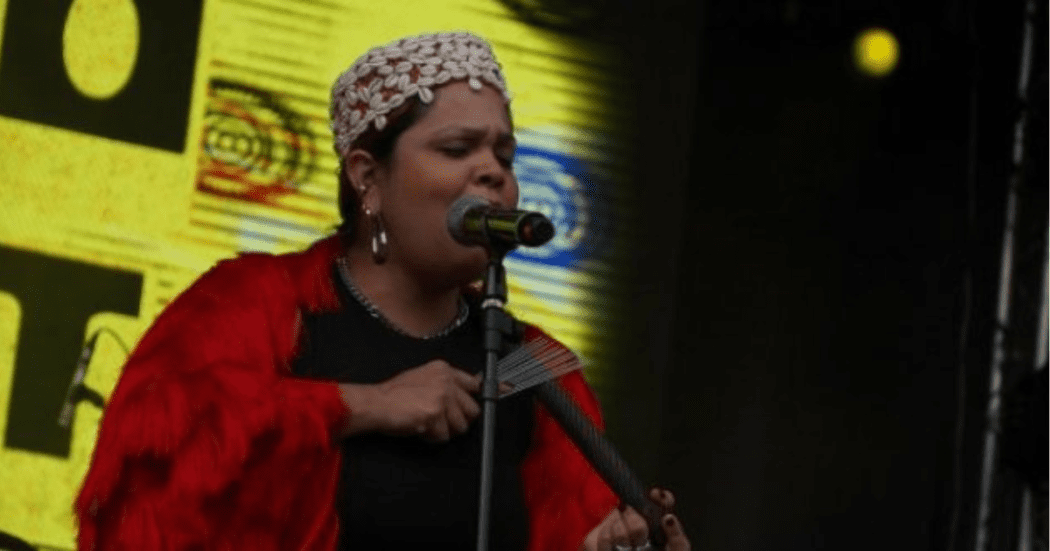 Foto de una persona cantando