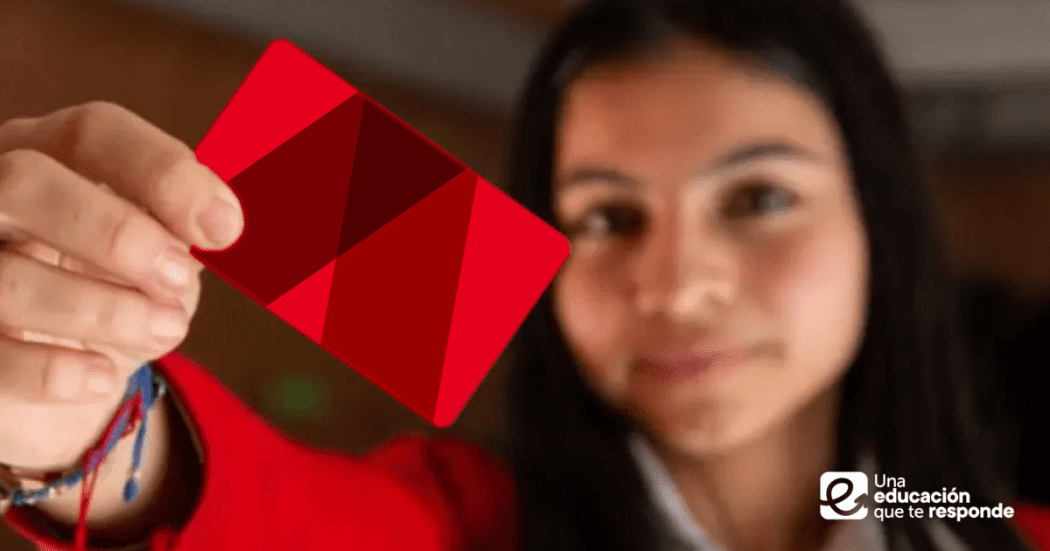 Imagen de una estudiante mostrando una tarjeta de color rojo