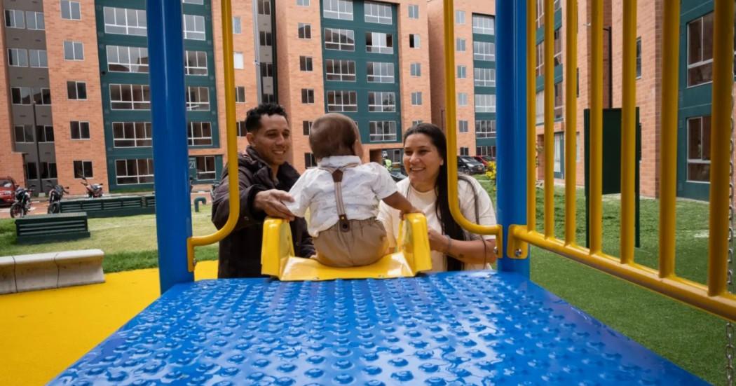 Foto que muestra a tres personas en un parque 