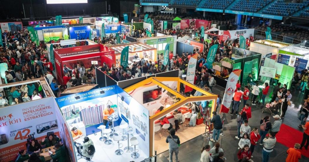 Foto que muestra carpas y personas en un evento 