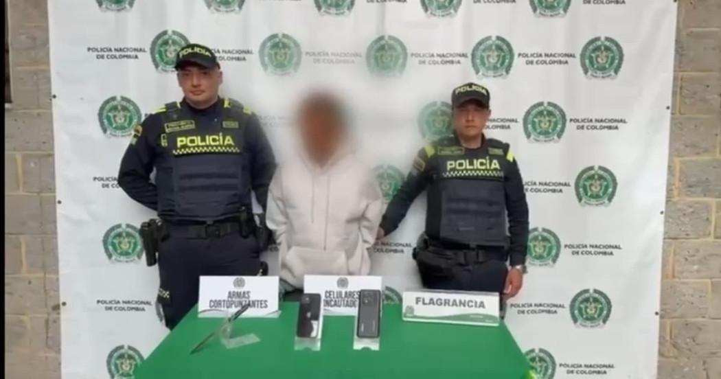 Hombre capturado, con material incautado sobre una mesa