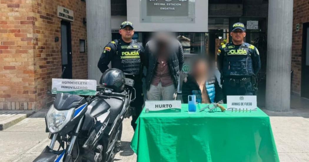 Hombre capturado con material incautado y recuperado sobre una mesa.
