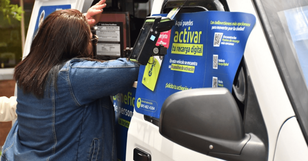 Imagen de una persona recargando la tarjeta TuLlave