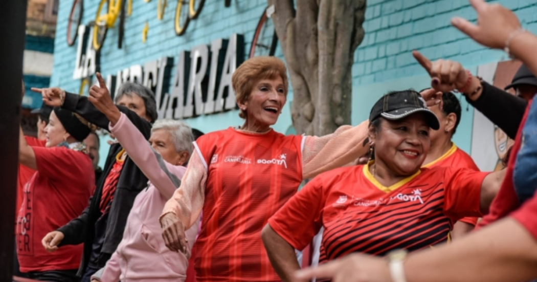 Foto de adultos mayores en una actividad 