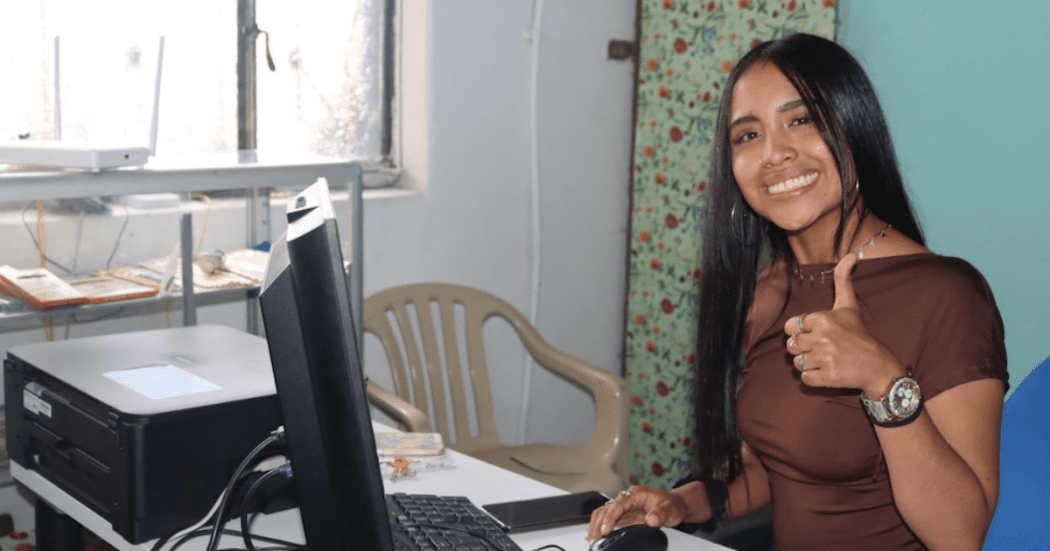 Imagen de Juana al frente de un computador