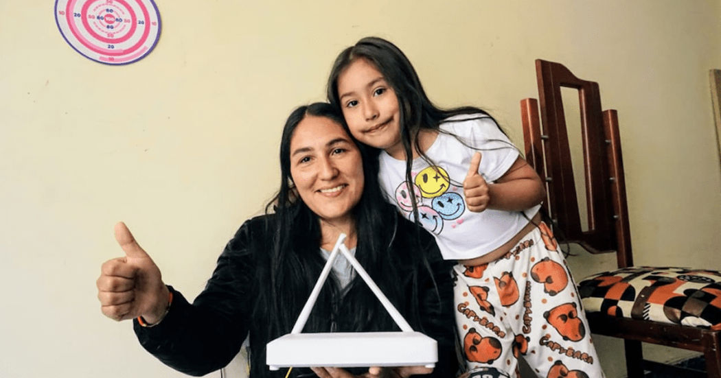 Imagen de una madre con su hija posando para la foto