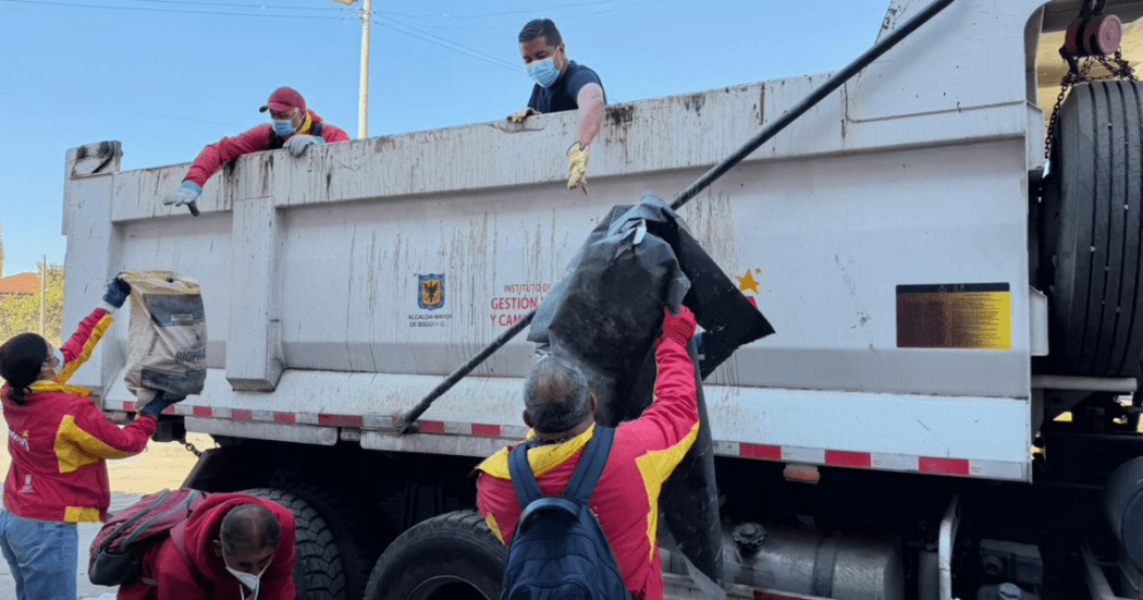 Foto de funcionarios del Distrito en operativo de limpieza