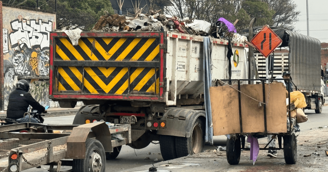 Foto de un camión con basuras en Bogotá 