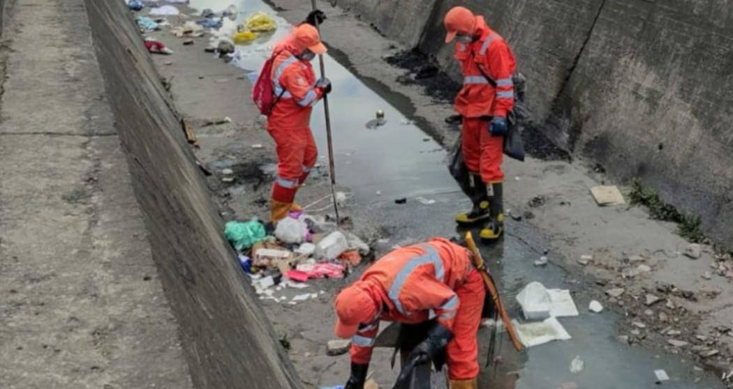 Foto que muestra trabajadores de Aguas Bogotá limpiando residuos
