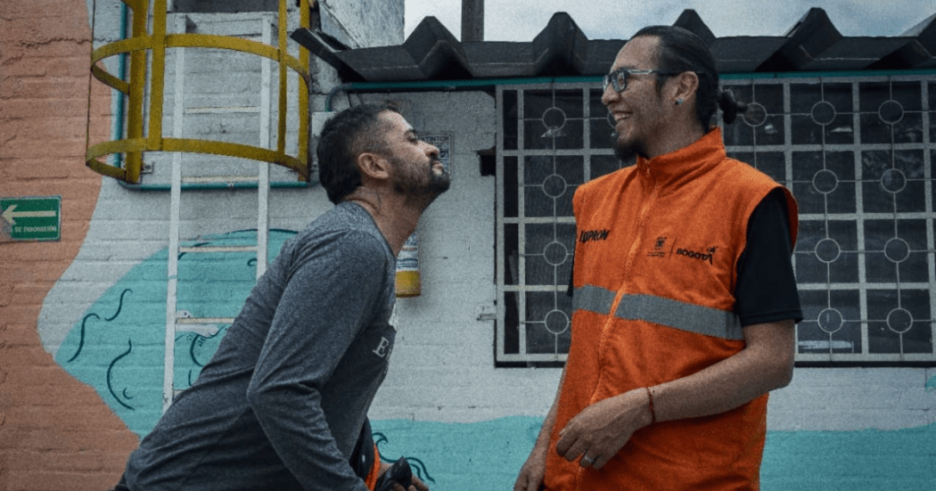 Imagen de un funcionario de IDIPRON junto con un joven