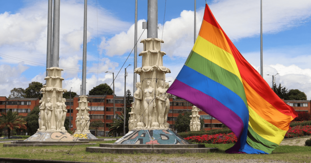 Imagen de una bandera LGBTI en un monumento