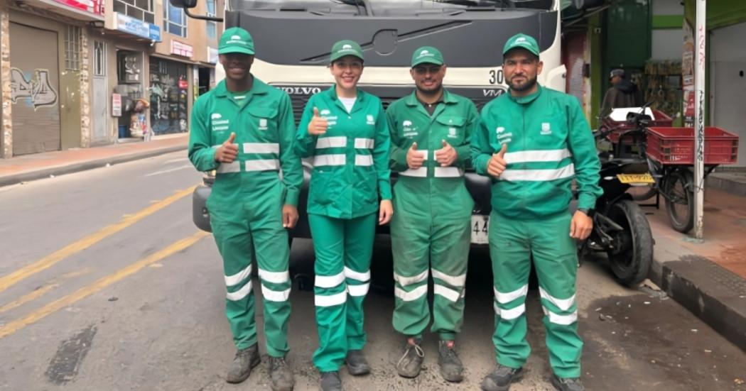 Foto que muestra cuatro personas sonriendo 