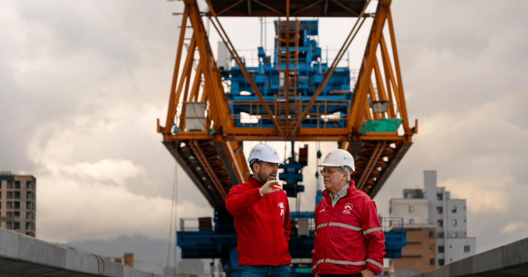 Imagen del alcalde Carlos Fernando Galán con el gerente del Metro en el viaducto de la obra