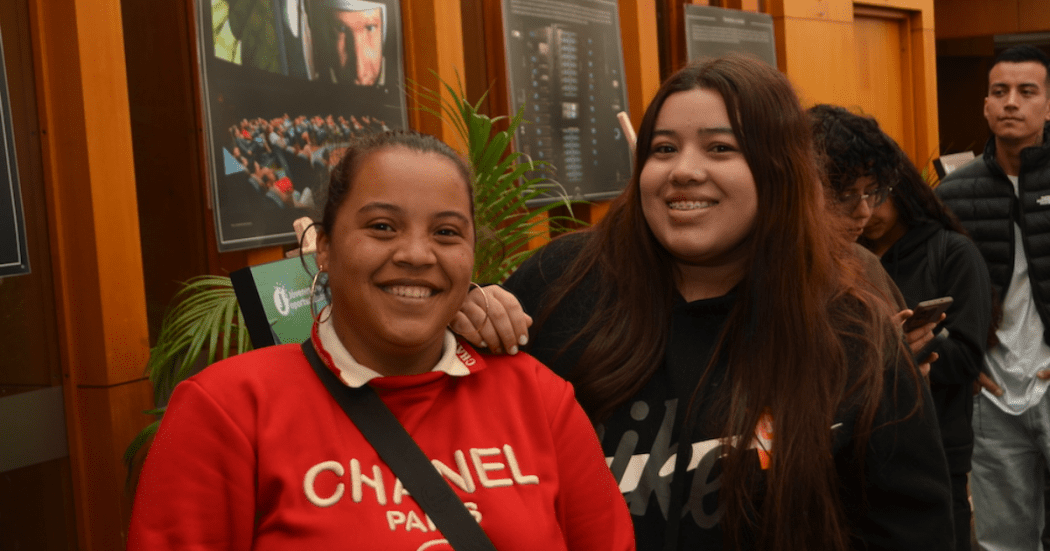 Imagen de dos mujeres estudiantes sonriendo