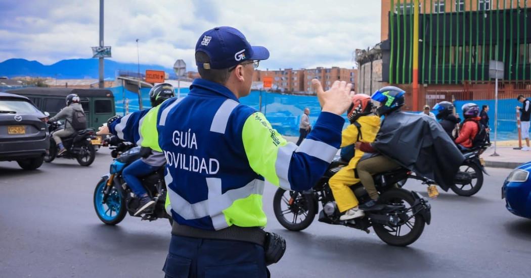 Foto de una agente de tránsito en una vía de Bogotá 
