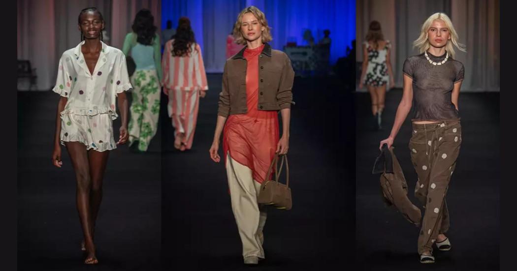 Imagen de varias modelos desfilando en pasarela.