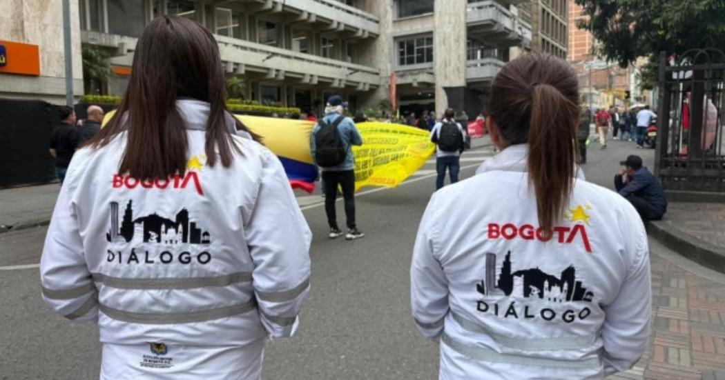 Foto de gestores de diálogo marchando por las calles de Bogotá 