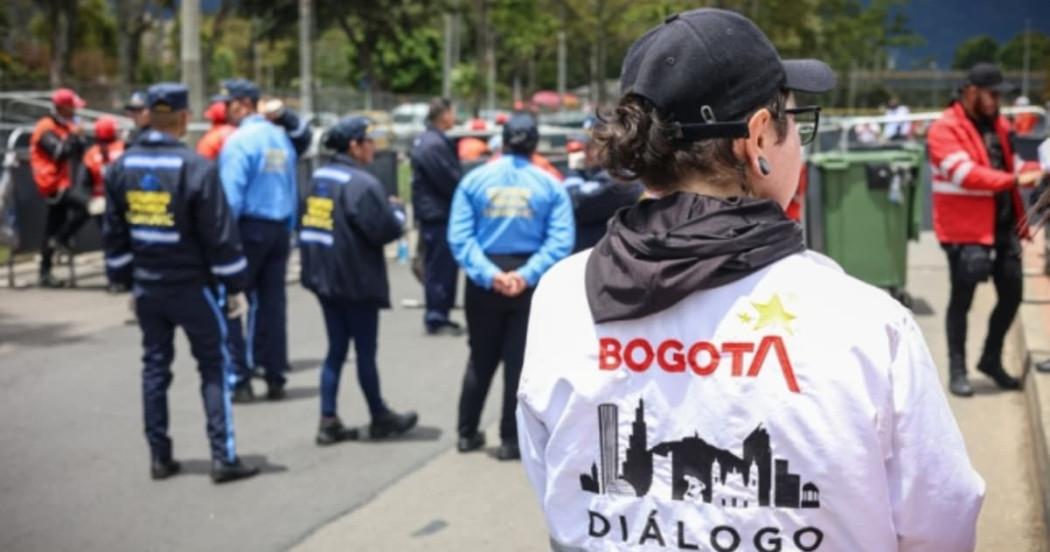 Mujer con chaqueta blanca de Gestora de Diálogo Social, durante una movilización