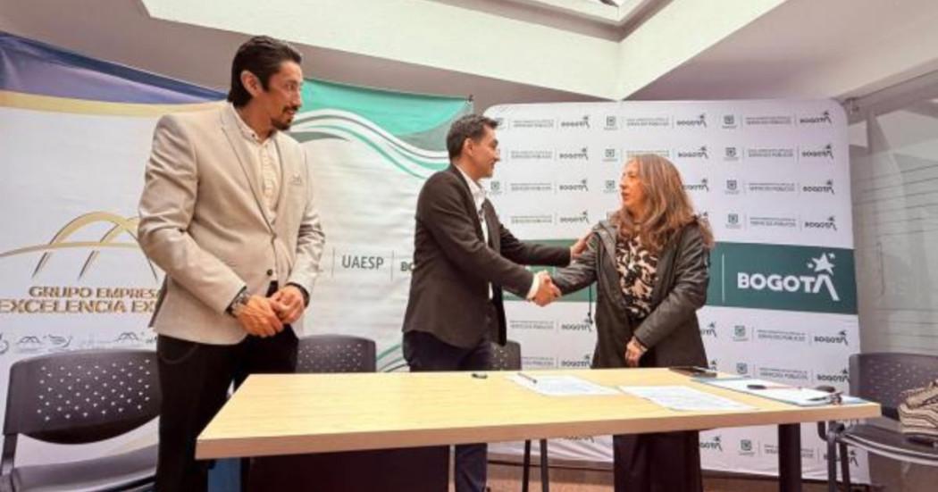 Foto que muestra tres personas hablando 