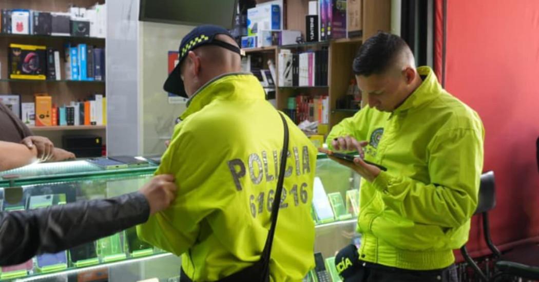 Policías en operativo en tienda de celulares